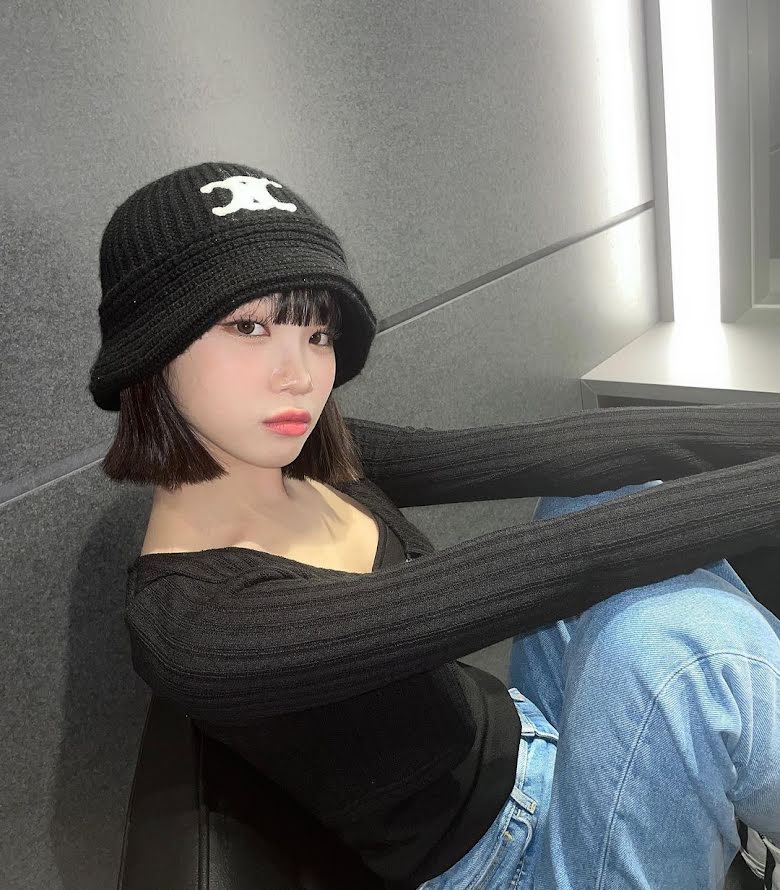 Blackpink, Jennie, Blackpink Le Sserafim mặc trùng đồ, Le Sserafim, Chaewon, Jennie Chaewon, Jennie outfit, Jennie Chanel, Kpop Style, Blackpink Style, Jennie Style