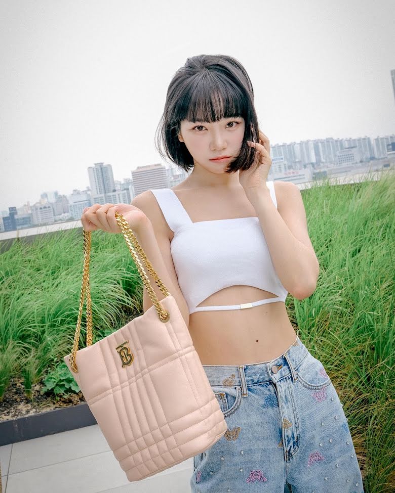 Blackpink, Jennie, Blackpink Le Sserafim mặc trùng đồ, Le Sserafim, Chaewon, Jennie Chaewon, Jennie outfit, Jennie Chanel, Kpop Style, Blackpink Style, Jennie Style