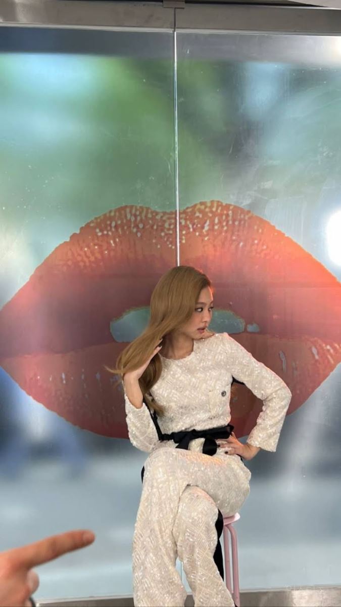 Blackpink, Jennie, Jennie mặc cùng đồ Kristen Stewart, Jennie outfit, Jennie Style, Jennie Chanel, Kristen Stewart, Blackpink Style, Kpop Style, Jennie sexy