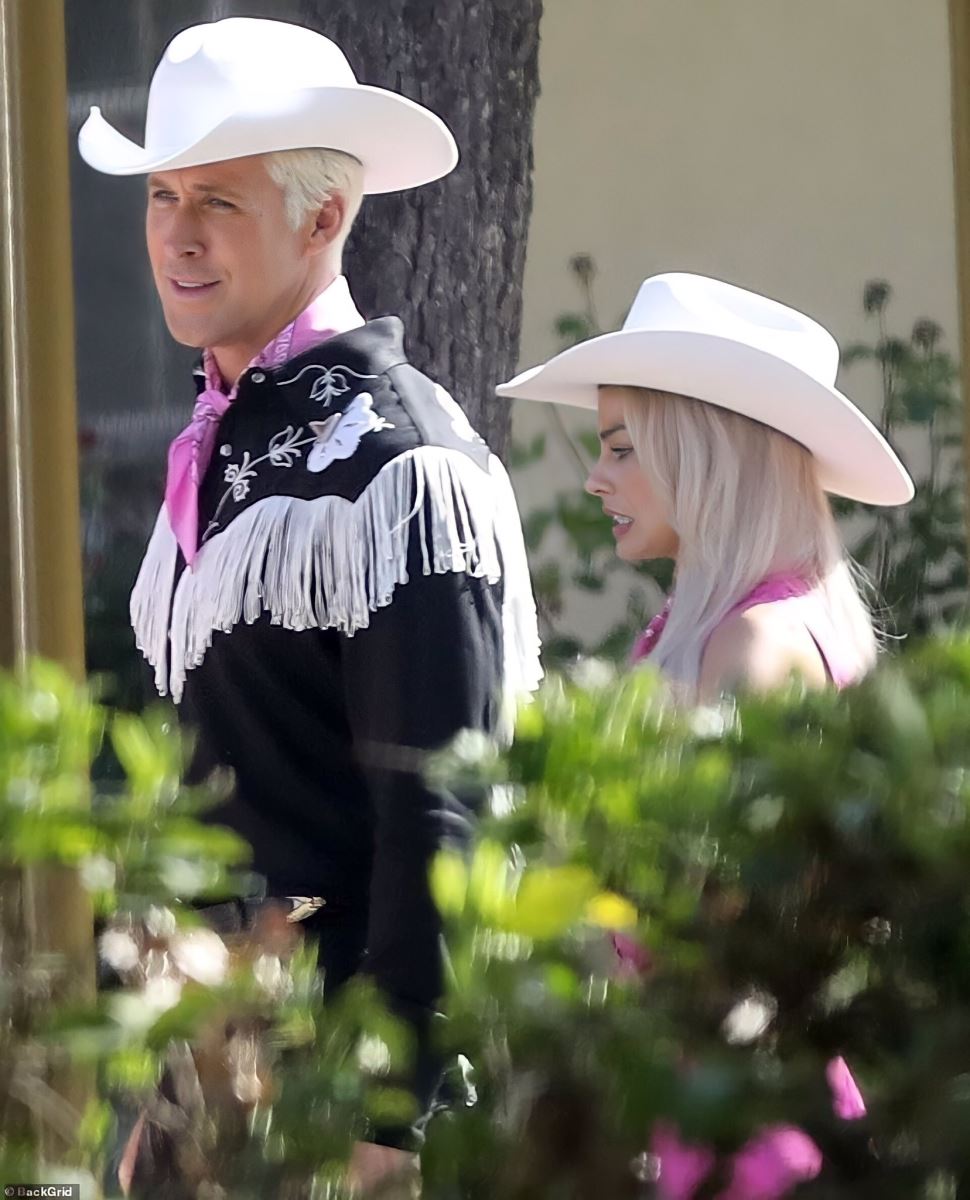 BTS, Jimin, Jimin mặc đồ búp bê của Ryan Gosling, Ryan Gosling, Jimin Ryan Gosling, Jimin outfit, Jimin cowboy, Permission To Dance, Barbie, Margot Robbie, búp bê Ken