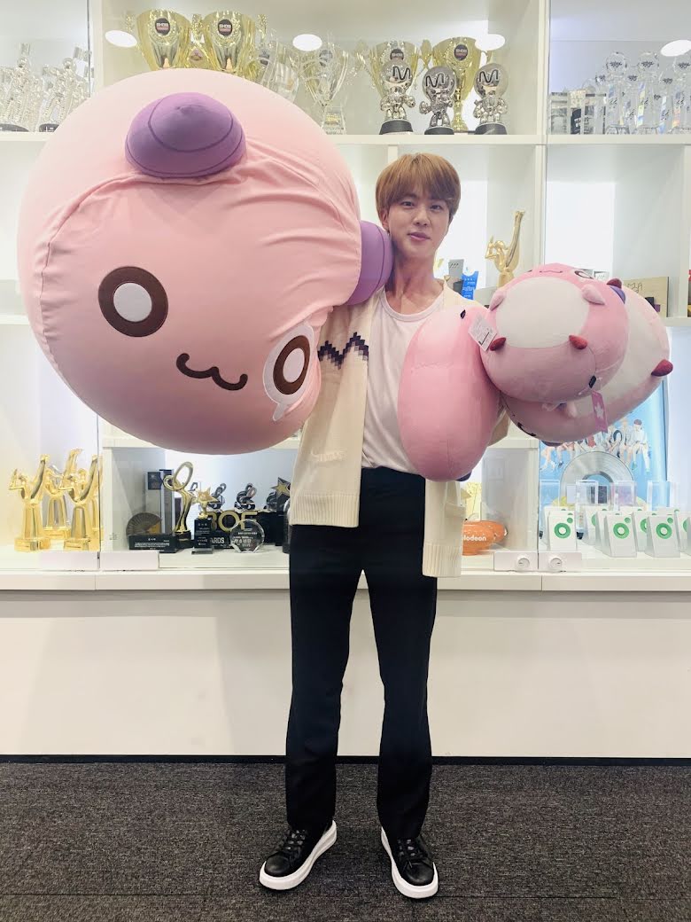 BTS, Jin, Vua cháy hàng Jin, Jin nói 2 câu cả Hàn Quốc lên cơn sốt, bánh mì Maple Story, Jin Weverse, Jin BTS 2022, Jin BTS Maple Story, RM, Jimin, Jungkook, J-Hope, Suga