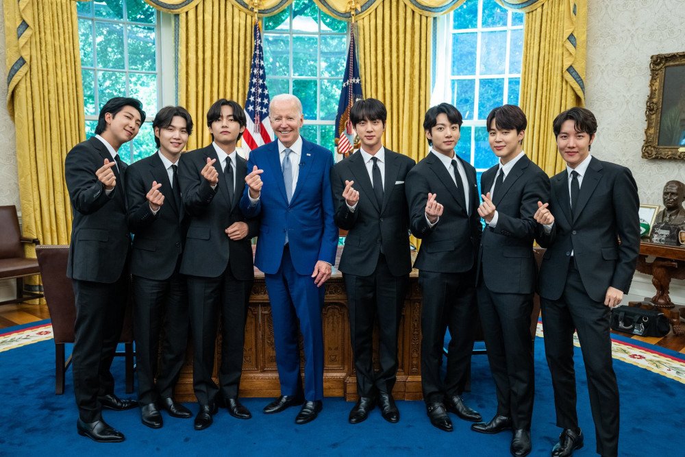 BTS, Jin, Jin White House, Jin Joe Biden, Jin khiến dân ngoại đạo ngẩn ngơ, BTS White House Jimin, J-Hope, RM, Suga, V, Jungkook, Jin 2022, Jin visual, Jin cute