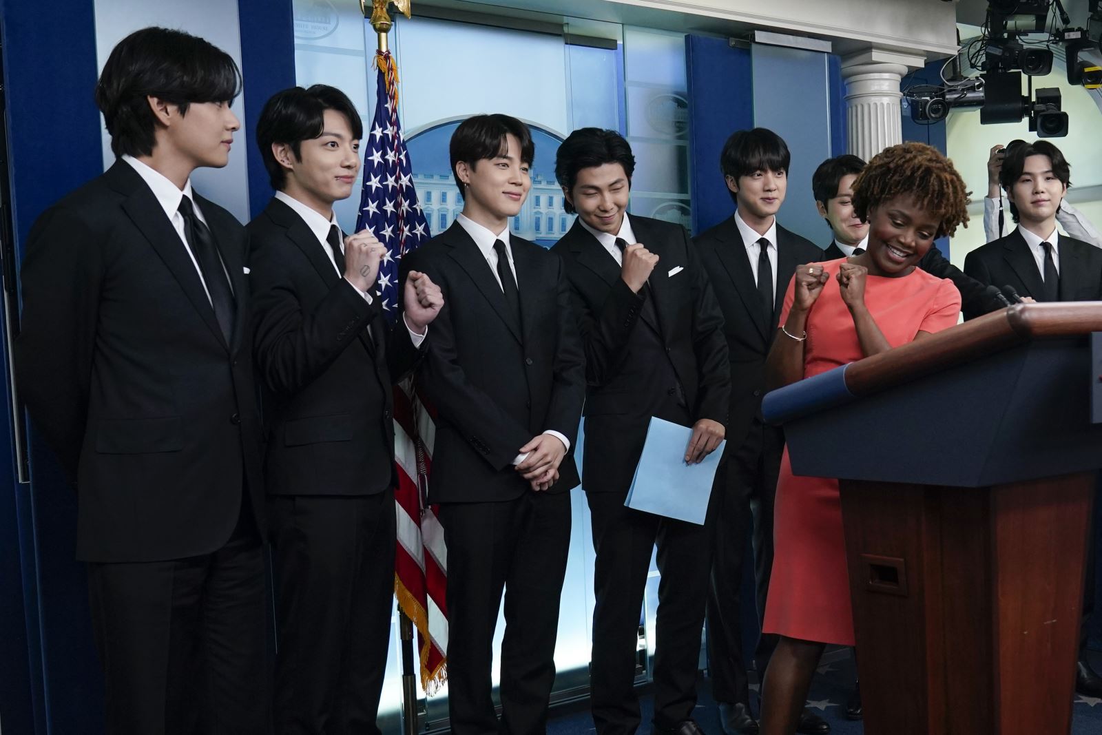 BTS, Jin, Jin White House, Jin Joe Biden, Jin khiến dân ngoại đạo ngẩn ngơ, BTS White House Jimin, J-Hope, RM, Suga, V, Jungkook, Jin 2022, Jin visual, Jin cute