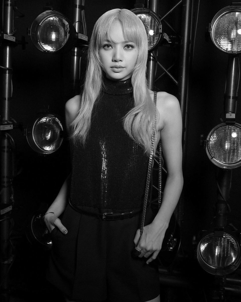 BTS, V BTS, V BTS tựa sát Lisa, Lisa, Blackpink, Park Bo Gum, BTS Style, Blackpink style, BTS chương 2, V BTS style, Lisa Style, V BTS Celine, V BTS photoshoot 2022