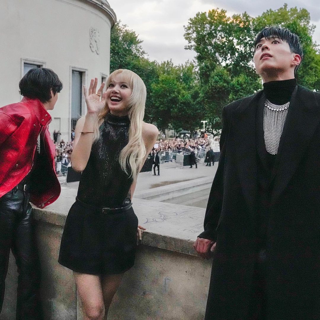 BTS, V BTS, V BTS tựa sát Lisa, Lisa, Blackpink, Park Bo Gum, BTS Style, Blackpink style, BTS chương 2, V BTS style, Lisa Style, V BTS Celine, V BTS photoshoot 2022