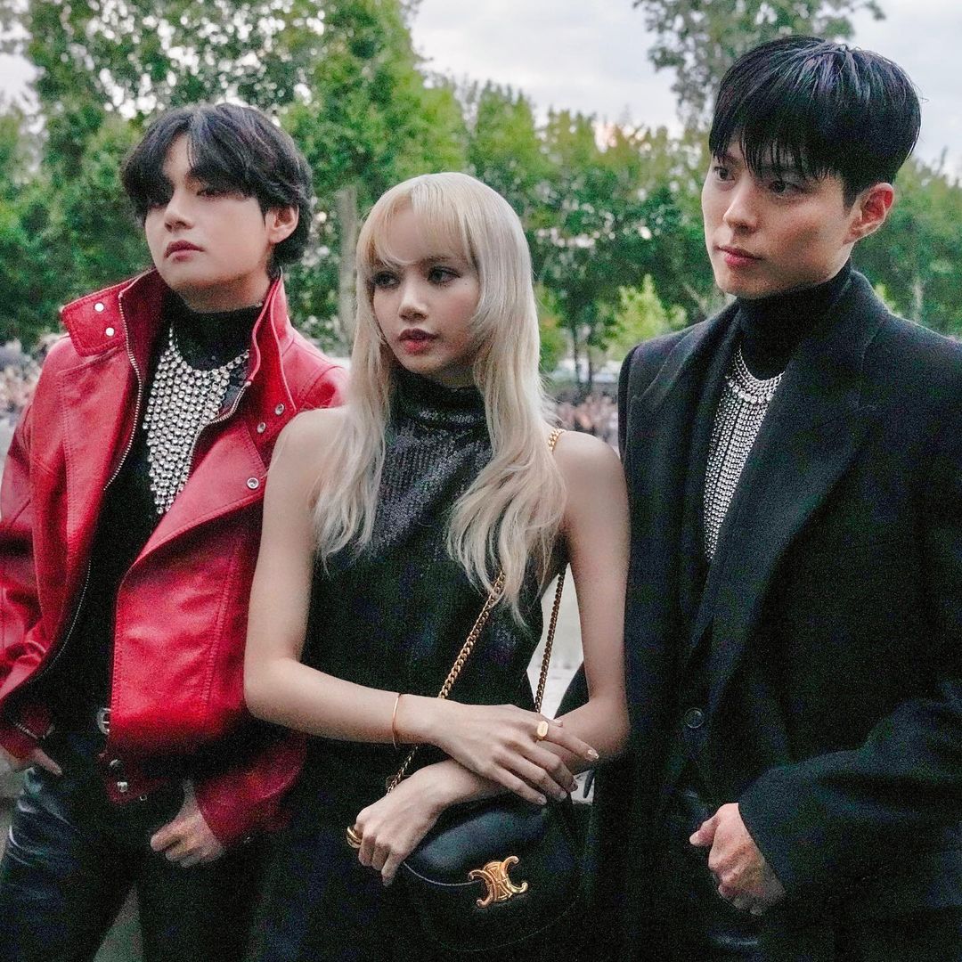 BTS, V BTS, V BTS tựa sát Lisa, Lisa, Blackpink, Park Bo Gum, BTS Style, Blackpink style, BTS chương 2, V BTS style, Lisa Style, V BTS Celine, V BTS photoshoot 2022
