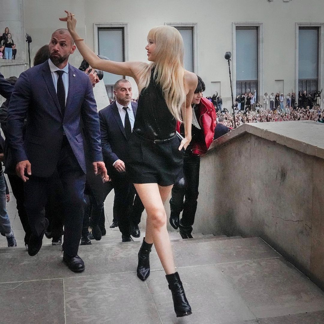 BTS, V BTS, V BTS tựa sát Lisa, Lisa, Blackpink, Park Bo Gum, BTS Style, Blackpink style, BTS chương 2, V BTS style, Lisa Style, V BTS Celine, V BTS photoshoot 2022