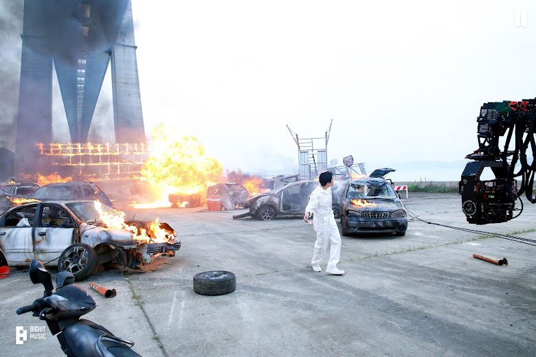 BTS, J-Hope, J-Hope nóng bỏng trong hậu trường Arson, J-Hope Arson behind the scence, Jack in the Box, Arson, More, BTS Chương 2, BTS solo, Jin, Jimin, Jungkook, RM, Suga
