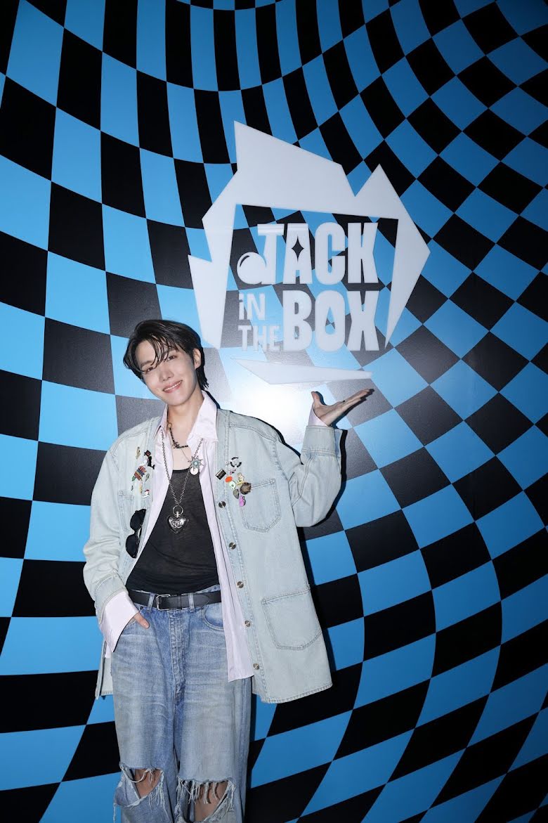 BTS, J-Hope, nhìn rách dưới mà giá đồ J-Hope bằng cả gia tài, J-Hope outfit, Jack in the Box, More, Arson, BTS chương 2, BTS solo, Jin, Jimin, Jungkook, RM, Suga, 