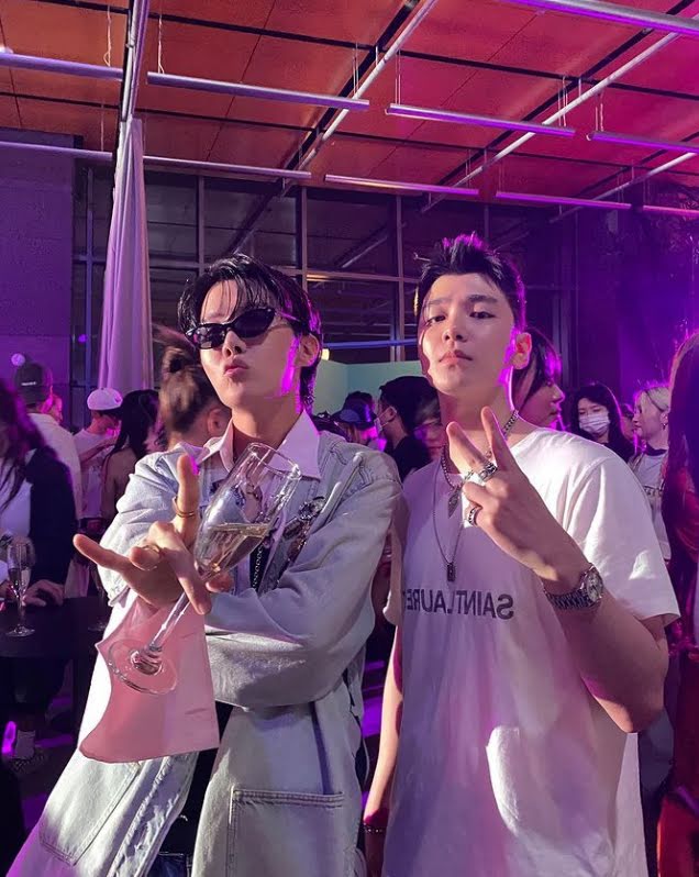 BTS, J-Hope, nhìn rách dưới mà giá đồ J-Hope bằng cả gia tài, J-Hope outfit, Jack in the Box, More, Arson, BTS chương 2, BTS solo, Jin, Jimin, Jungkook, RM, Suga, 