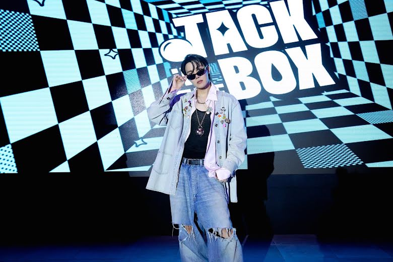 BTS, J-Hope, nhìn rách dưới mà giá đồ J-Hope bằng cả gia tài, J-Hope outfit, Jack in the Box, More, Arson, BTS chương 2, BTS solo, Jin, Jimin, Jungkook, RM, Suga, 