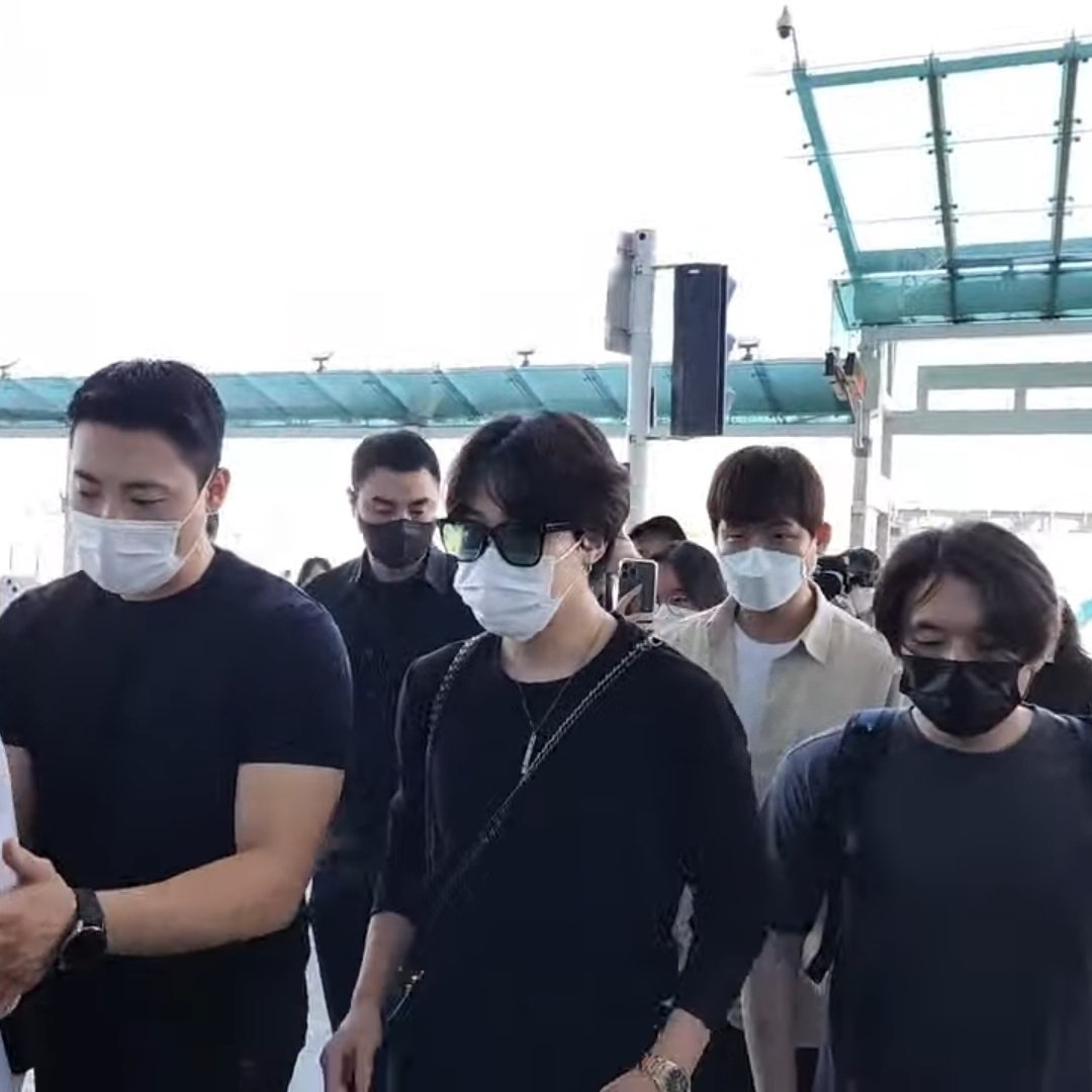 BTS, Jimin, Jimin lên đồ đỉnh cao sang Mỹ, J-Hope, Jimin airport, Jimin outfit, Jimin fashion, Jimin 2022, Lollapalooza, BTS Chương 2, BTS solo, Jin, Jungkook, RM, Suga,V