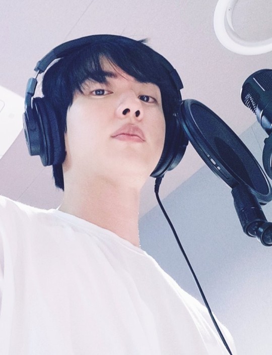 BTS, Jin, Jin khoe ảnh phòng thu, Jin bờ môi mê mẩn, Jin lips, Jin handsome, Jin 2022, BTS Chương 2, BTS solo, Jungkook, Jimin, J-Hope, RM, Suga, V, Jin Weverse