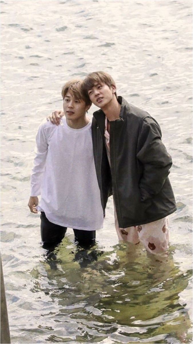 BTS, Jin, Jimin, Jin mặc sinh đôi với Jimin vì lý do buồn, Jimin bị dọa giết, Jin Jimin, Jin nhân cách, Jin cute, Jimin cute, Jinmin, Jungkook, J-Hope, RM, Suga, V