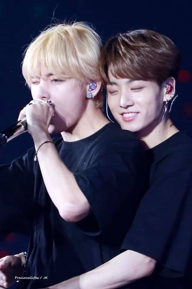 BTS, Jungkook, V BTS, Vkook, Jungkook gằm ghè săn đuổi V, Jungkook V ôm ấp, Jungkook V cudding, Jungkook cute, Jungkook handsome, Jin, Jimin, J-Hope, RM, Suga, V cute