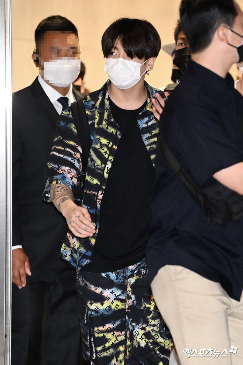 BTS, Jungkook, Jungkook bỏ bùa sân bay, Jungkook airport, Jungkook sân bay, Jungkook outfit, BTS style, Jungkook style, Kpop Style, Jin, Jimin, J-Hope, RM, Suga, V BTS