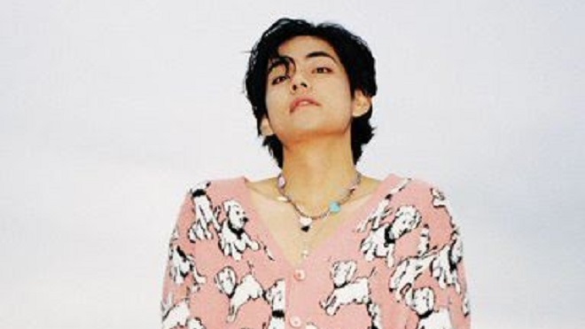 V BTS bất ngờ xả ảnh chất liệu bạn trai, có cả cảnh ‘giường chiếu’