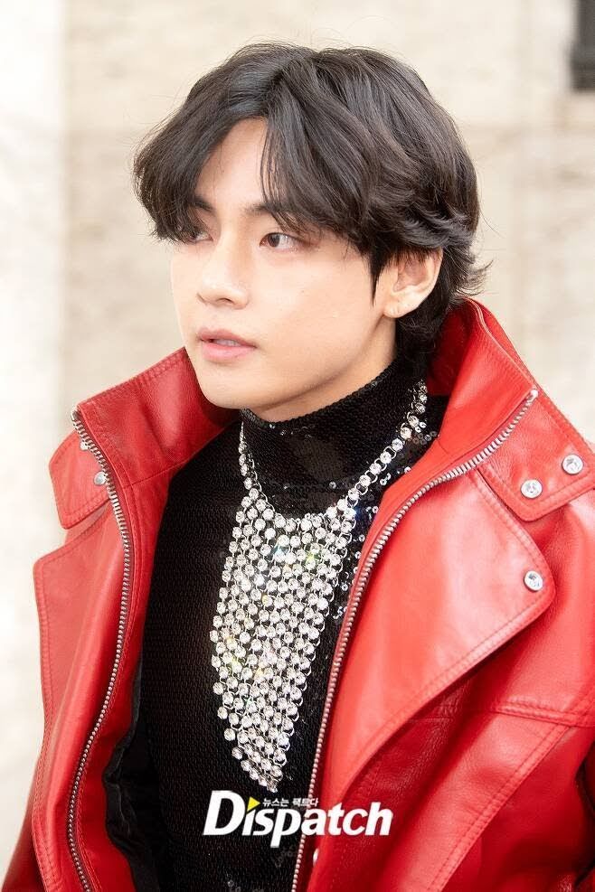 BTS, V BTS, V BTS ảnh giường chiếu, V BTS chất liệu bạn trai, V BTS Paris, V BTS Celine, V BTS on bed, Lisa, Blackpink, Park Bo Gum, BTS Style, Kpop Style, V BTS sexy