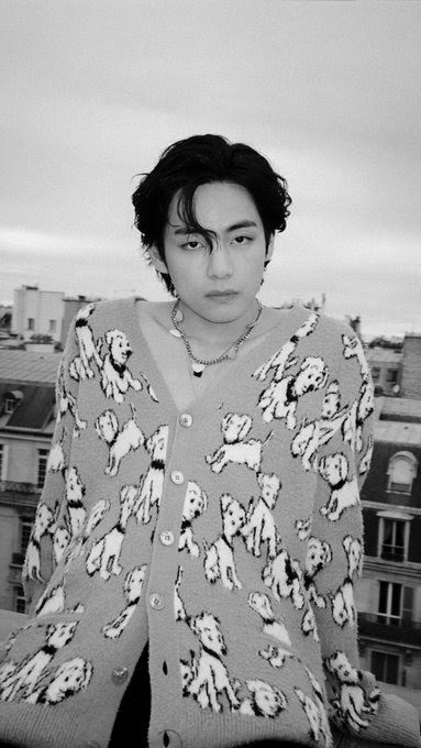 BTS, V BTS, V BTS ảnh giường chiếu, V BTS chất liệu bạn trai, V BTS Paris, V BTS Celine, V BTS on bed, Lisa, Blackpink, Park Bo Gum, BTS Style, Kpop Style, V BTS sexy