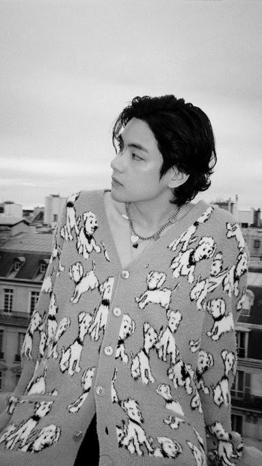 BTS, V BTS, V BTS ảnh giường chiếu, V BTS chất liệu bạn trai, V BTS Paris, V BTS Celine, V BTS on bed, Lisa, Blackpink, Park Bo Gum, BTS Style, Kpop Style, V BTS sexy