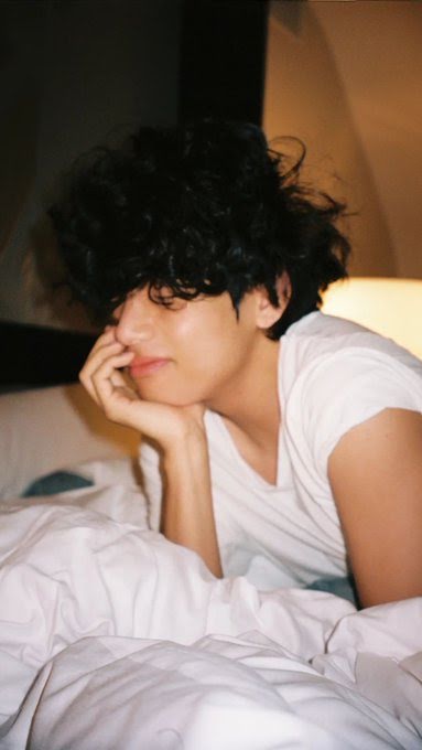 BTS, V BTS, V BTS ảnh giường chiếu, V BTS chất liệu bạn trai, V BTS Paris, V BTS Celine, V BTS on bed, Lisa, Blackpink, Park Bo Gum, BTS Style, Kpop Style, V BTS sexy