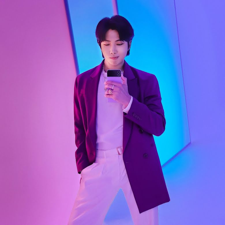 BTS, BTS phát sáng như vị thần, BTS photo 2022, BTS Samsung 2022, BTS Galaxy Z Flip4, Jungkook, Jin, Jimin, J-Hope, RM, Suga, V, Jennie, BTS selfie