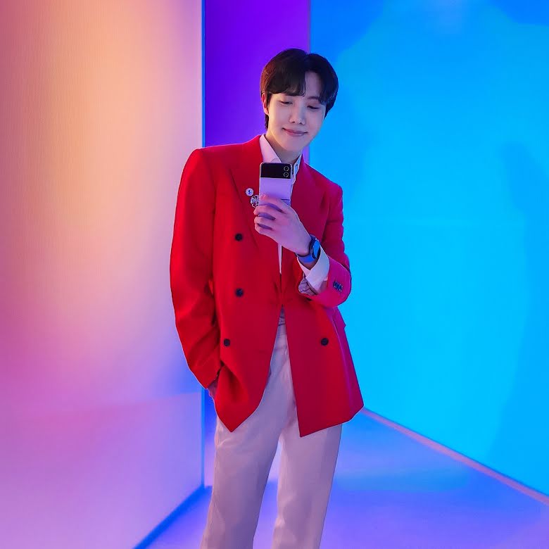 BTS, BTS phát sáng như vị thần, BTS photo 2022, BTS Samsung 2022, BTS Galaxy Z Flip4, Jungkook, Jin, Jimin, J-Hope, RM, Suga, V, Jennie, BTS selfie