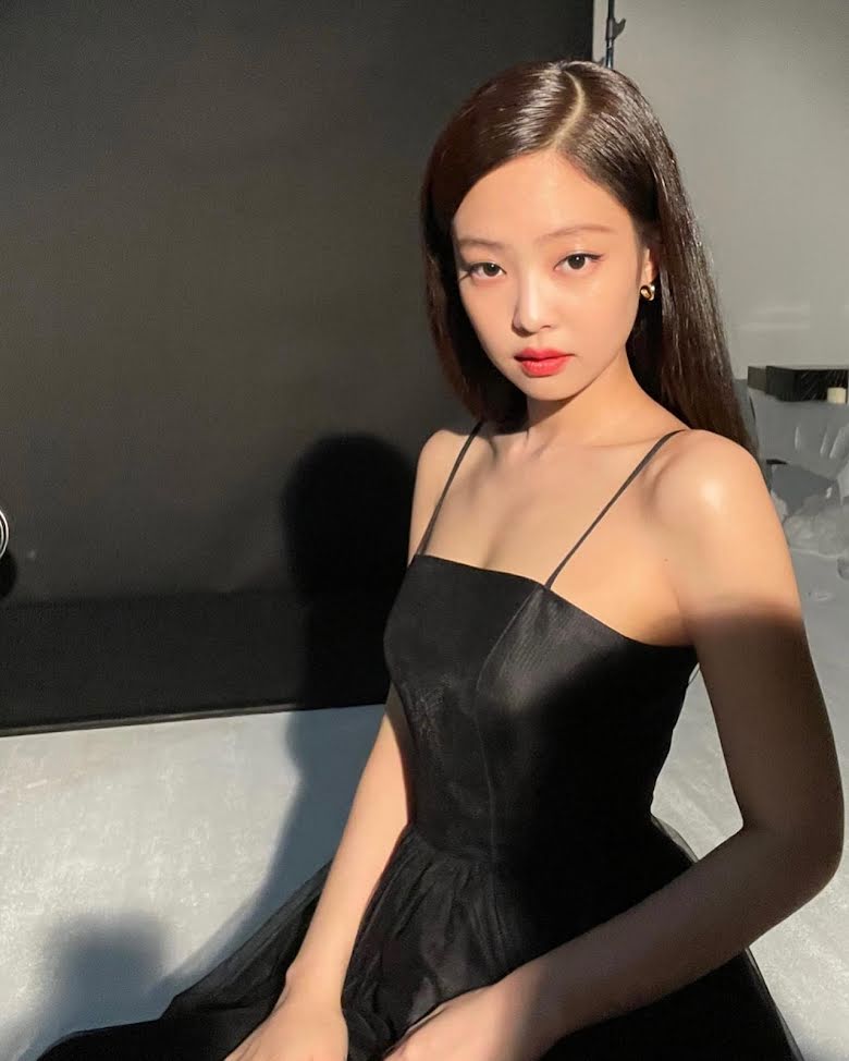 Blackpink,Jennie, Jennie làm nức lòng Blink với ảnh Instagram, Jennie mặc đồ fan tặng, Jennie outfit, Jennie 2022, Jennie style, Jisoo, Rose, Lisa, Blink, Jennie dress