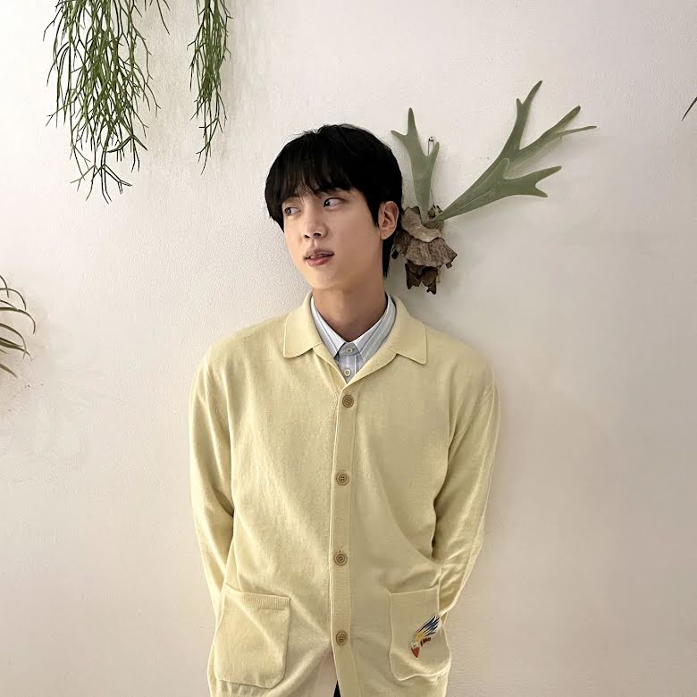 BTS, Jin đăng ảnh chi tiết ngộ, Jin Instagram, Jin quần vợt, Jin BTS tennis, Jin outfit, Jin funny, Jungkook, Jimin, V BTS, RM, Suga, J-Hope, BTS funny