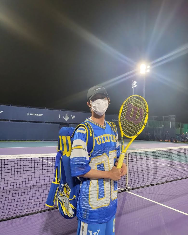 BTS, Jin đăng ảnh chi tiết ngộ, Jin Instagram, Jin quần vợt, Jin BTS tennis, Jin outfit, Jin funny, Jungkook, Jimin, V BTS, RM, Suga, J-Hope, BTS funny