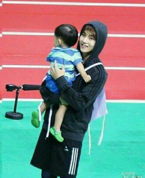 BTS, V BTS, V BTS vui đùa với trẻ nhỏ và thú cưng, V BTS Memories of 2021, V BTS with children, V BTS with pet, V BTS warm, V BTS cute, V BTS handsome, V BTS photoshoot