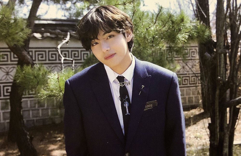 BTS, V BTS, BTS tung ảnh đẹp phi thực của V 2021, V BTS photobook, V BTS unseen photo 2021, V BTS 2021 photoshoot, V BTS unreal, Jin, Jimin, Jungkook, J-Hope, RM, Suga