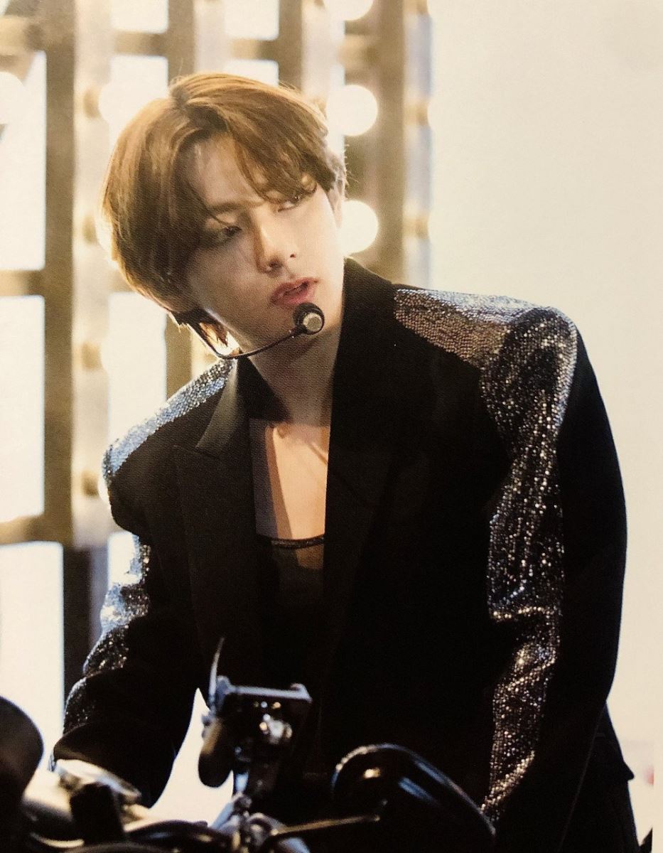 BTS, V BTS, BTS tung ảnh đẹp phi thực của V 2021, V BTS photobook, V BTS unseen photo 2021, V BTS 2021 photoshoot, V BTS unreal, Jin, Jimin, Jungkook, J-Hope, RM, Suga