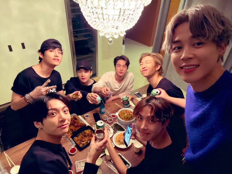 BTS, Jungkook, non fan va phải Jungkook trong quán ăn, BTS ngoài đời, BTS real life, con người thật BTS, BTS quán ăn, BTS restaurant, Jin, RM, J-Hope, Suga, V, Jimin