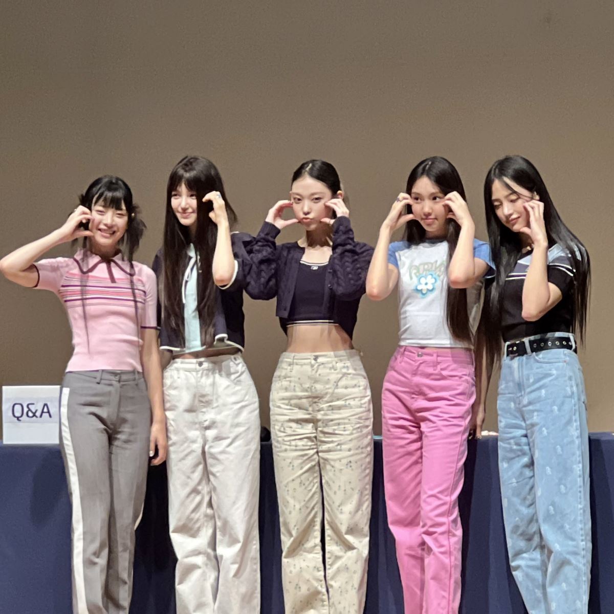 NewJeans, rùng mình fansign NewJeans, giới hạn tuổi fan NewJeans, idol vị thành niên, New Jeans, Minji, Hanni, Danielle, Haerin, Hyein