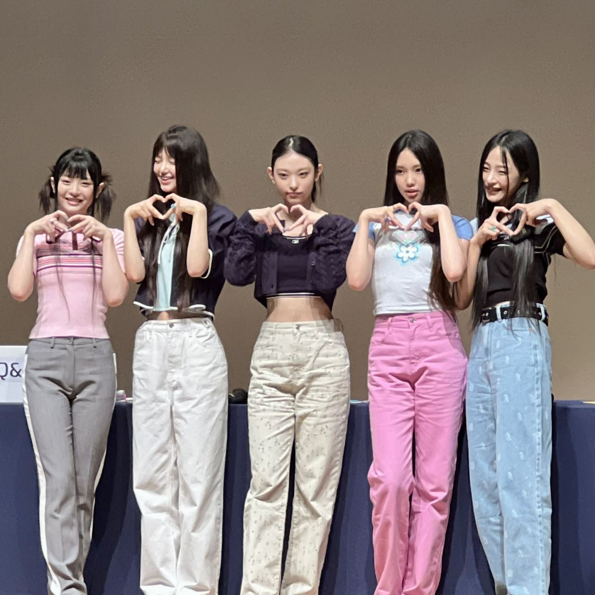 NewJeans, rùng mình fansign NewJeans, giới hạn tuổi fan NewJeans, idol vị thành niên, New Jeans, Minji, Hanni, Danielle, Haerin, Hyein