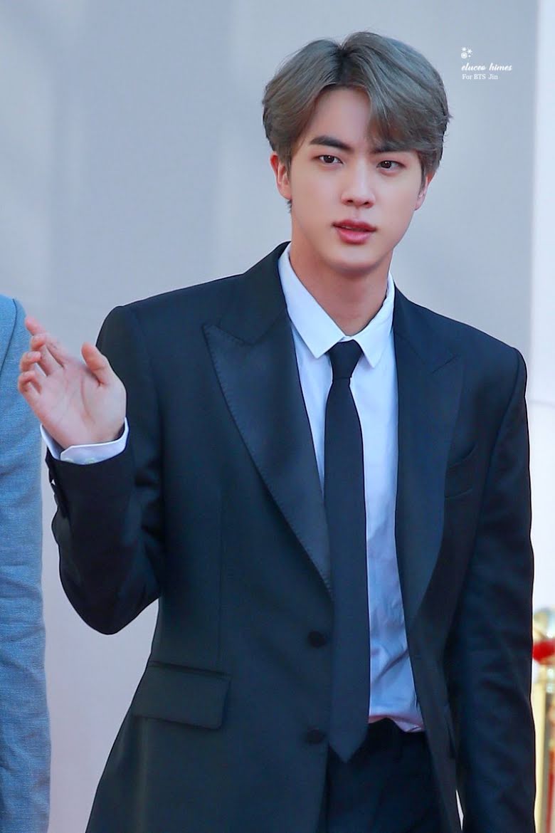 BTS, Jin, Jin dí dỏm khi bị gọi là kẻ dối trá, Jin funny, Jin mặt mộc, Jin bare face, Jin no makeup, Jin cute, Jin worldwide handsome, Jimin, Jungkook, J-Hope, RM, V