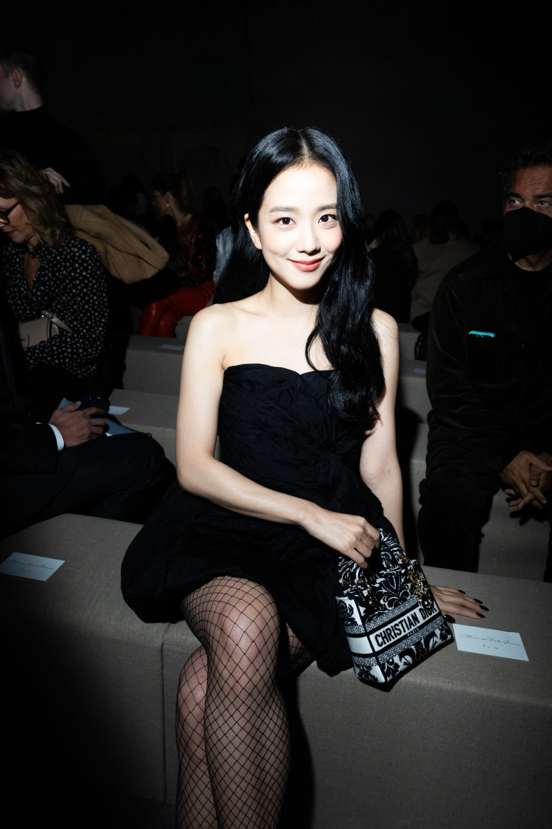 Blackpink, Jisoo, Natalie Portman, Jisoo choáng ngợp khi ngồi cạnh Natalie Portman, Jisoo Dior 2022, Jisoo Paris Fashion Week, Jennie, Lisa, Rose, Born Pink, Shut Down