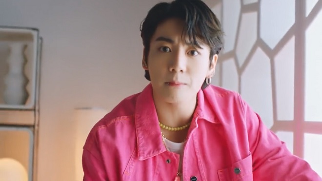 BTS, Jungkook, Jungkook kỷ lục trụ hạng, Jungkook phá kỷ lục Lisa Blackpink, Left and Right, Charlie Puth, Jungkook kỷ lục, Jungkook trụ hạng, Money