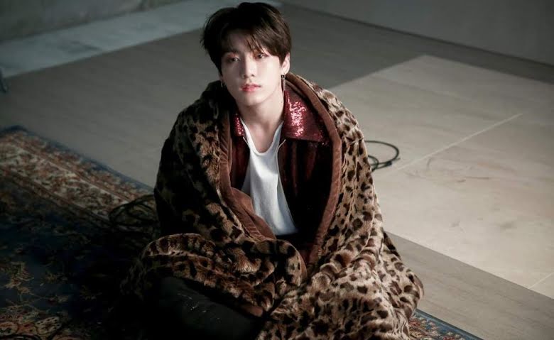 BTS, Jungkook, Jungkook nóng bỏng nhất khi mặc họa tiết này, Jungkook da báo, Jungkook animal print, Jungkook sexy, Jungkook hot, Jungkook outfit, Jimin, V BTS, Jin