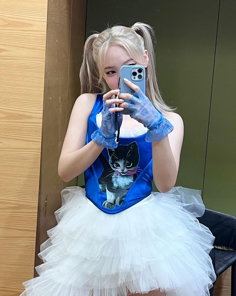 Blackpink, Lisa, Lisa thánh ngầu, Twice, Naeyon, Lisa mặc áo giống Nayeon, Blackpink diện giống Twice, Jennie, Jisoo, Rose, Pink Venom, Kpop mặc giống nhau