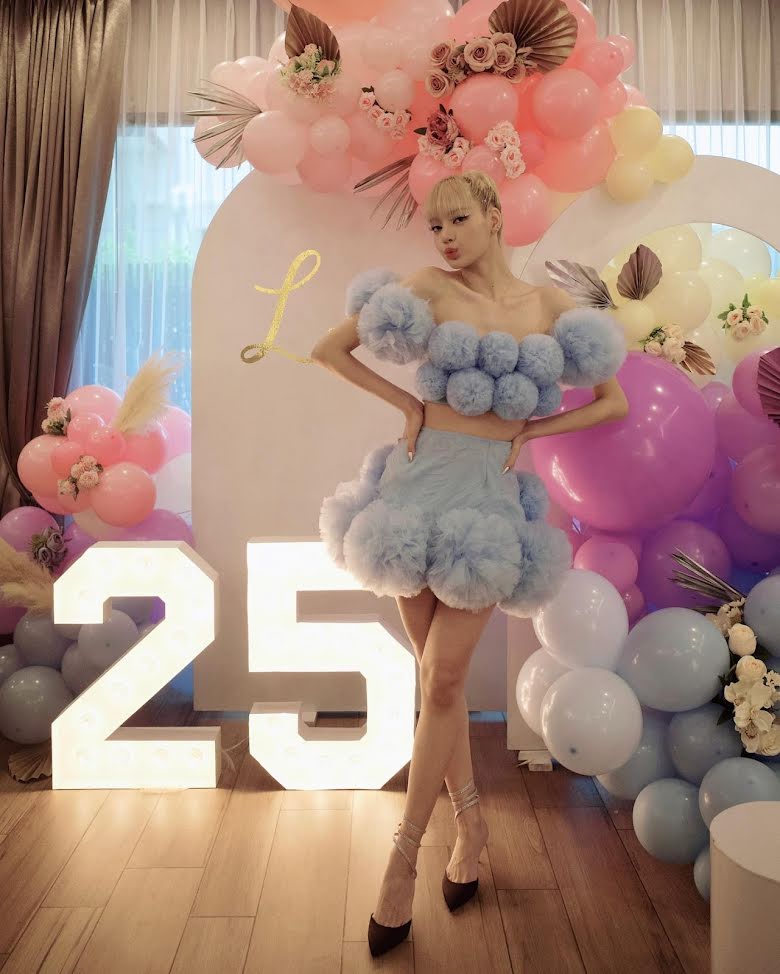 Blackpink, Lisa, Lisa thánh ngầu, Twice, Naeyon, Lisa mặc áo giống Nayeon, Blackpink diện giống Twice, Jennie, Jisoo, Rose, Pink Venom, Kpop mặc giống nhau