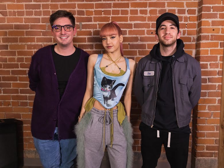 Blackpink, Lisa, Lisa thánh ngầu, Twice, Naeyon, Lisa mặc áo giống Nayeon, Blackpink diện giống Twice, Jennie, Jisoo, Rose, Pink Venom, Kpop mặc giống nhau