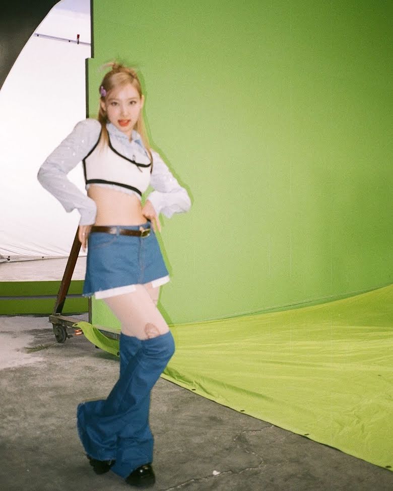 Blackpink, Lisa, Lisa thánh ngầu, Twice, Naeyon, Lisa mặc áo giống Nayeon, Blackpink diện giống Twice, Jennie, Jisoo, Rose, Pink Venom, Kpop mặc giống nhau