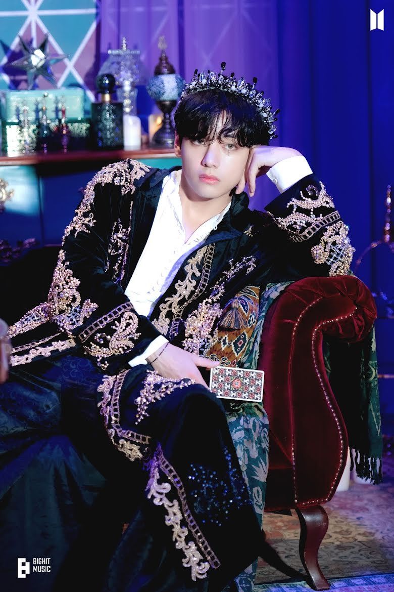 BTS, V BTS, V bị quây như thú trong vườn thú, an ninh cho BTS, Jungkook, Jimin, Jin, RM, Suga, J-Hope, Jennie Blackpink, V BTS airport, V BTS 2022, V Jennie