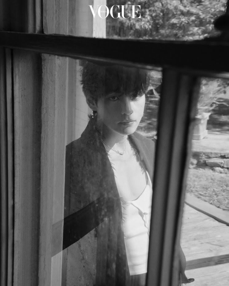 BTS, V BTS, V BTS Vogue, V BTS sexy, V BTS photoshoot 2022, V BTS handsome, V BTS outfit, V BTS gợi cảm, Jin, Jimin, Jungkook, J-Hope, RM, Suga, Jennie, Blackpink