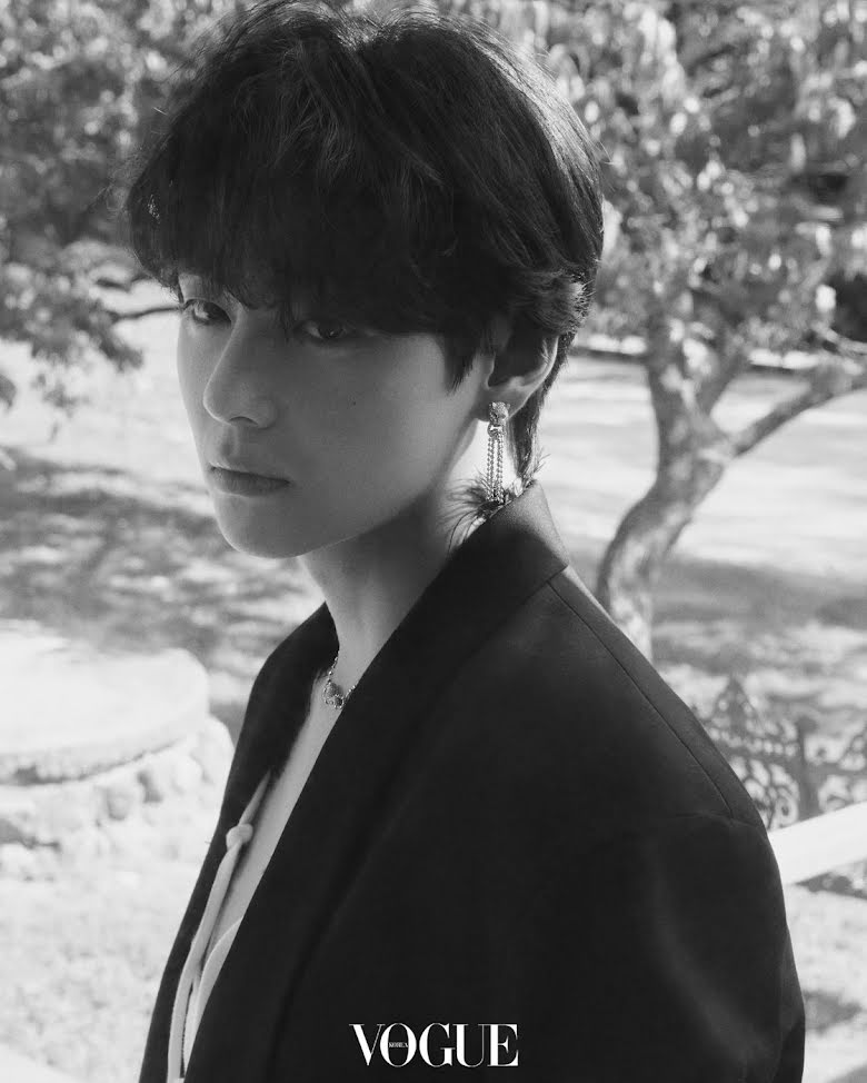 BTS, V BTS, V BTS Vogue, V BTS sexy, V BTS photoshoot 2022, V BTS handsome, V BTS outfit, V BTS gợi cảm, Jin, Jimin, Jungkook, J-Hope, RM, Suga, Jennie, Blackpink