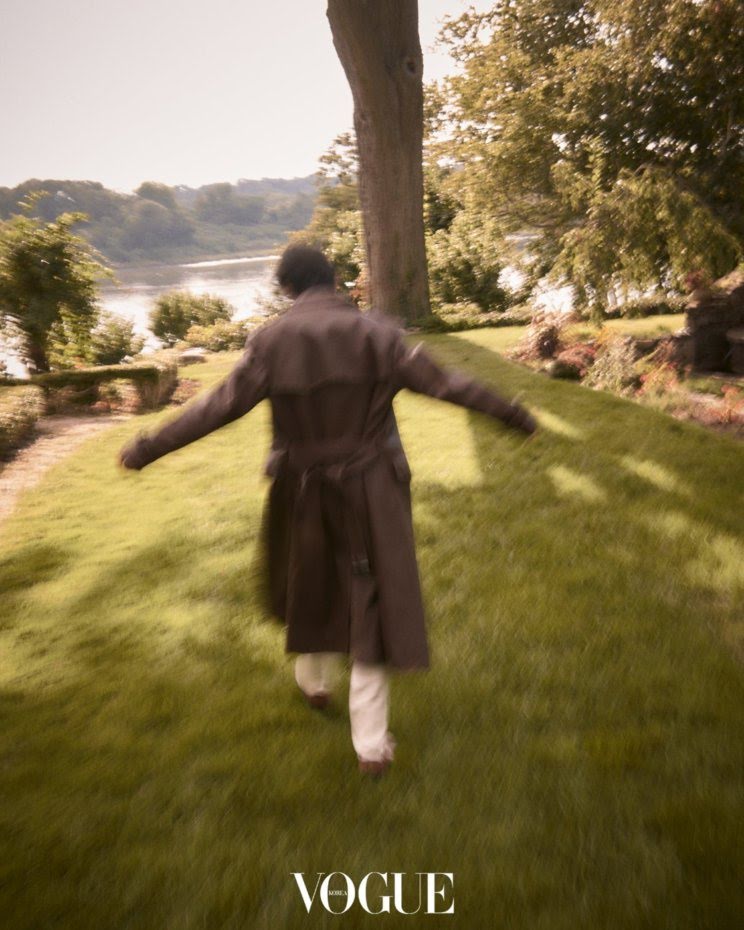 BTS, V BTS, V BTS Vogue, V BTS sexy, V BTS photoshoot 2022, V BTS handsome, V BTS outfit, V BTS gợi cảm, Jin, Jimin, Jungkook, J-Hope, RM, Suga, Jennie, Blackpink