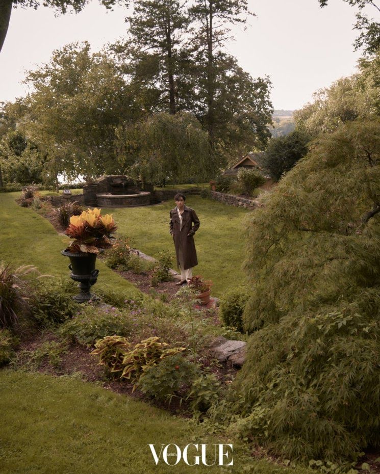 BTS, V BTS, V BTS Vogue, V BTS sexy, V BTS photoshoot 2022, V BTS handsome, V BTS outfit, V BTS gợi cảm, Jin, Jimin, Jungkook, J-Hope, RM, Suga, Jennie, Blackpink