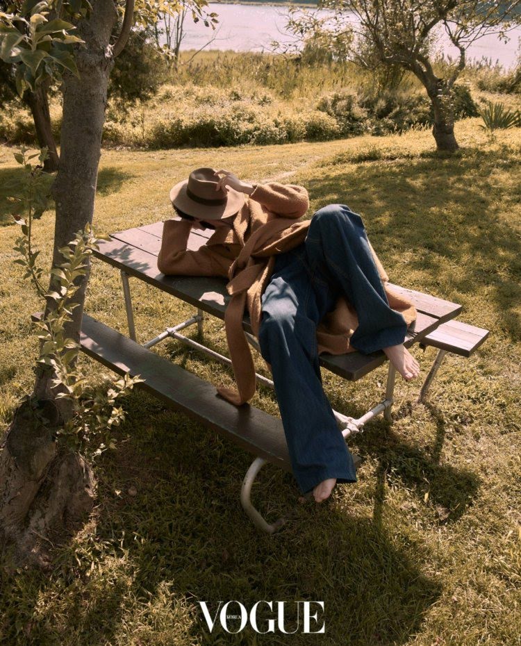 BTS, V BTS, V BTS Vogue, V BTS sexy, V BTS photoshoot 2022, V BTS handsome, V BTS outfit, V BTS gợi cảm, Jin, Jimin, Jungkook, J-Hope, RM, Suga, Jennie, Blackpink